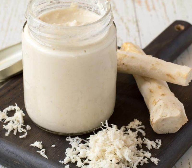 Корни хрена и стеклянная банка