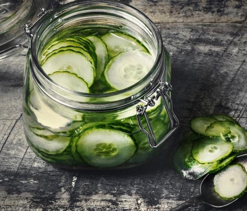 Банка маринованных огурцов