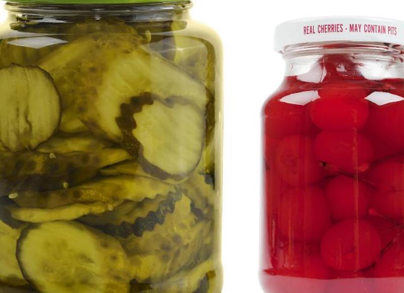 Банка солений и вишни мараскино