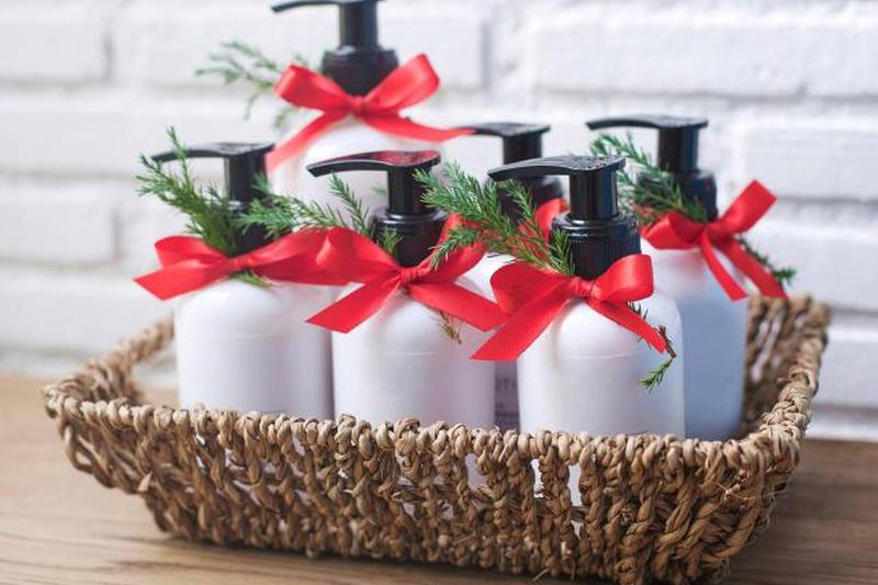 Подарочная корзина с праздничным мылом и лосьоном ручной работы