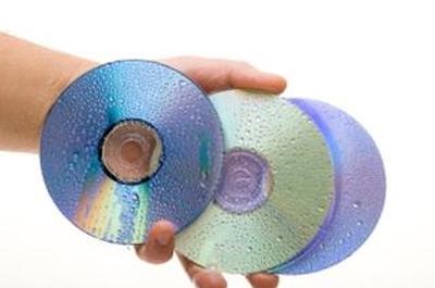 Рука, держащая несколько компакт-дисков