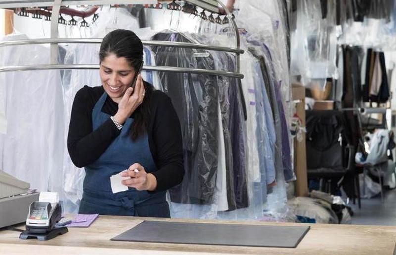 уборщик разговаривает по смартфону 