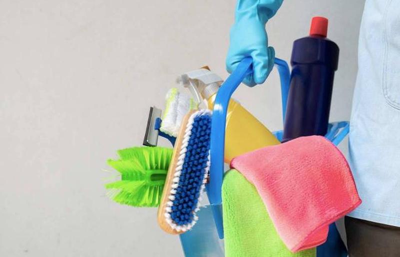 Человек, держащий пластиковое ведро