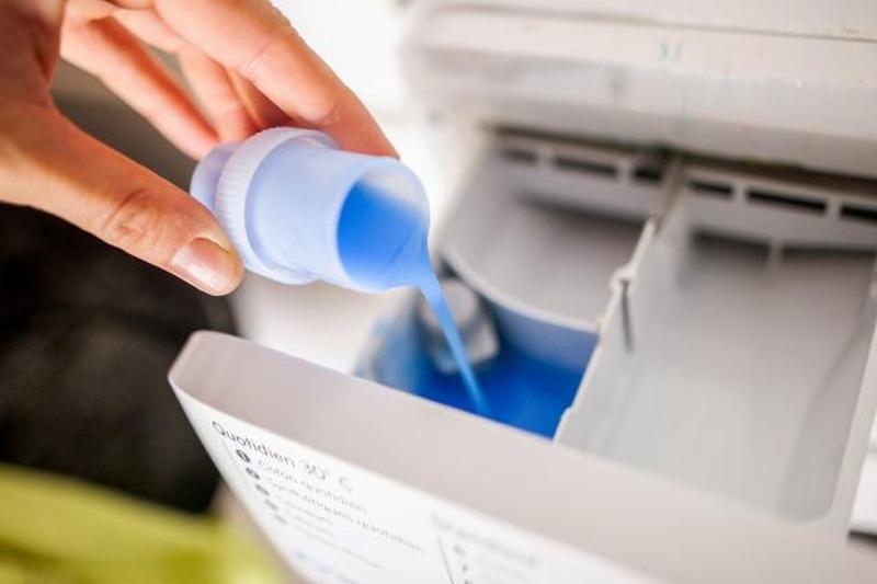 Стиральная машина и жидкое моющее средство