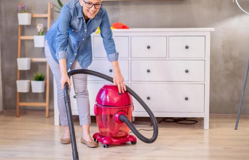 домохозяйка пылесосит ламинат
