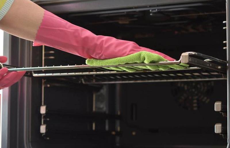 Чистая духовка на кухне