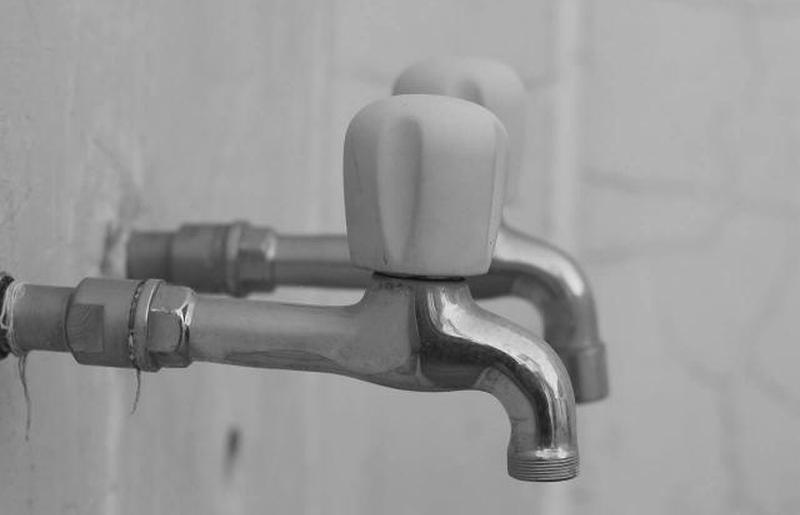 потускневший хромированный кран