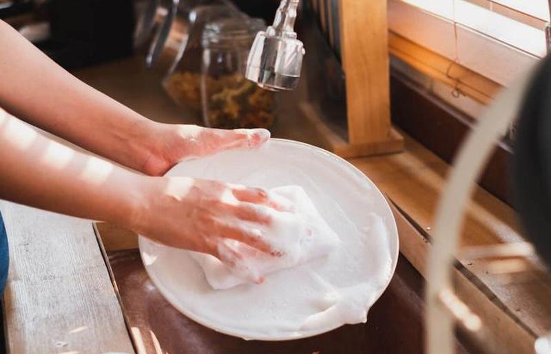 мытье посуды на кухне