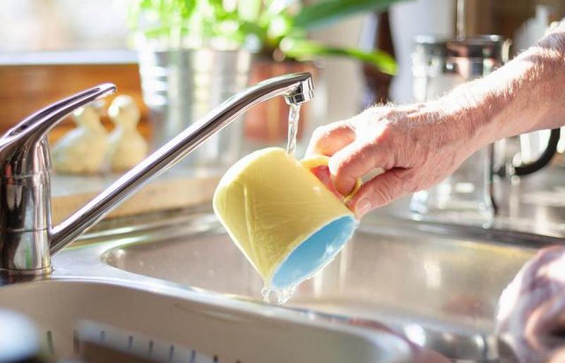 человек моет посуду