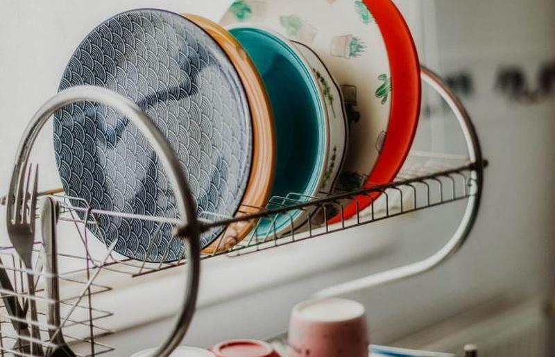 тарелки на сушильной доске 