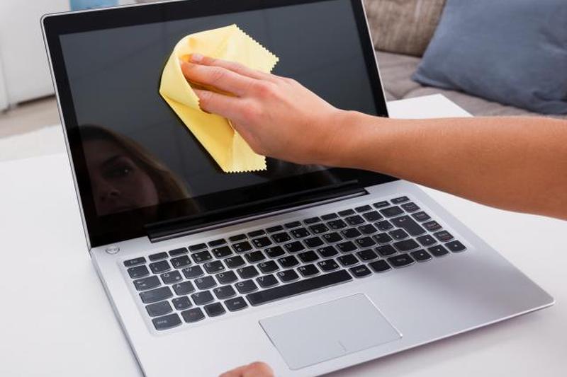 Женщина Руки Очистка Экране Ноутбука 