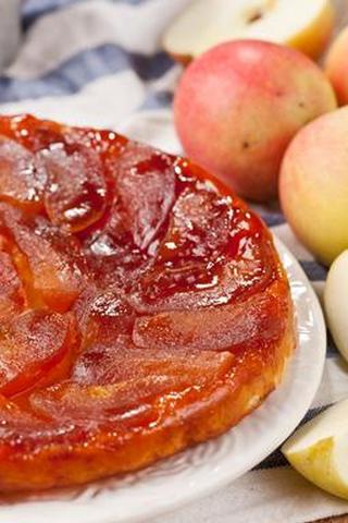 Яблочный тарт татин;  © Максим Шебеко |  Dreamstime.com