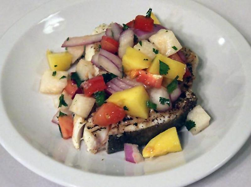 палтус на гриле с хикама и сальсой из манго