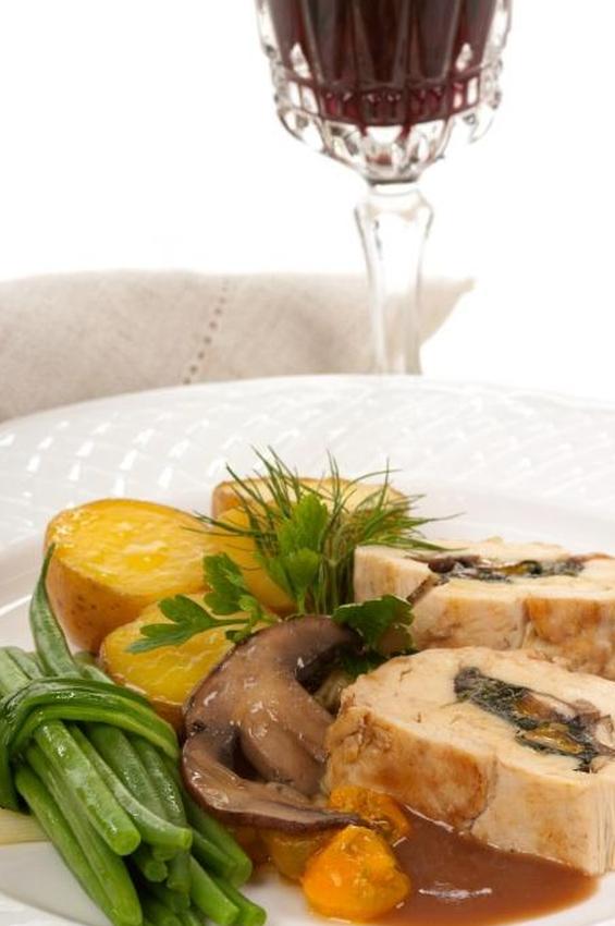 Курица, фаршированная грибами и капустой