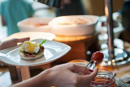 Женщина, обслуживающая бранч