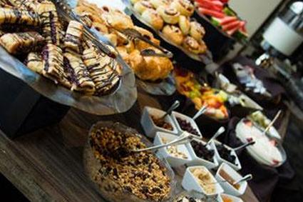 Бранч с фруктами и выпечкой