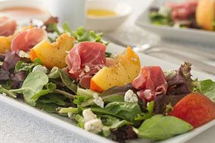 Салат со шпинатом и персиком