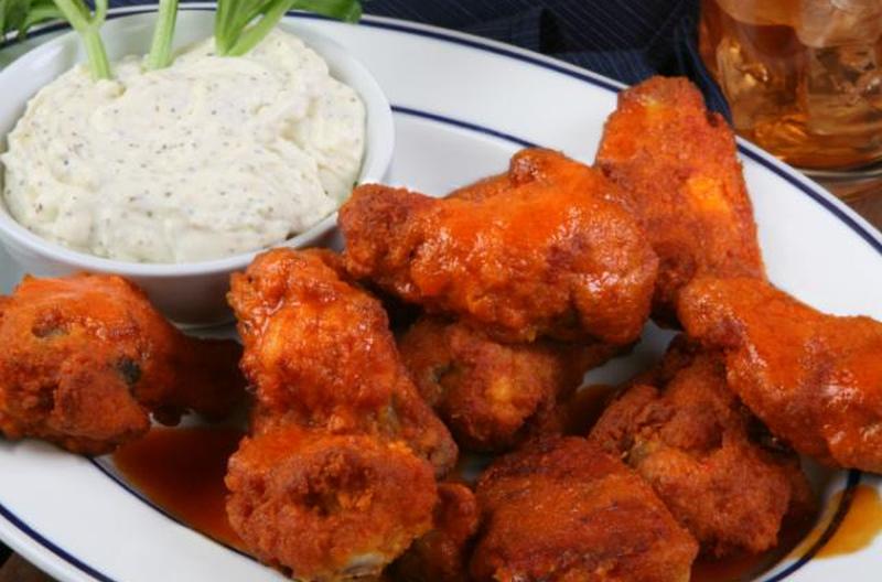 https://cf.ltkcdn.net/cooking/images/slide/152291-850x561-app-buffalo-wings.jpg
