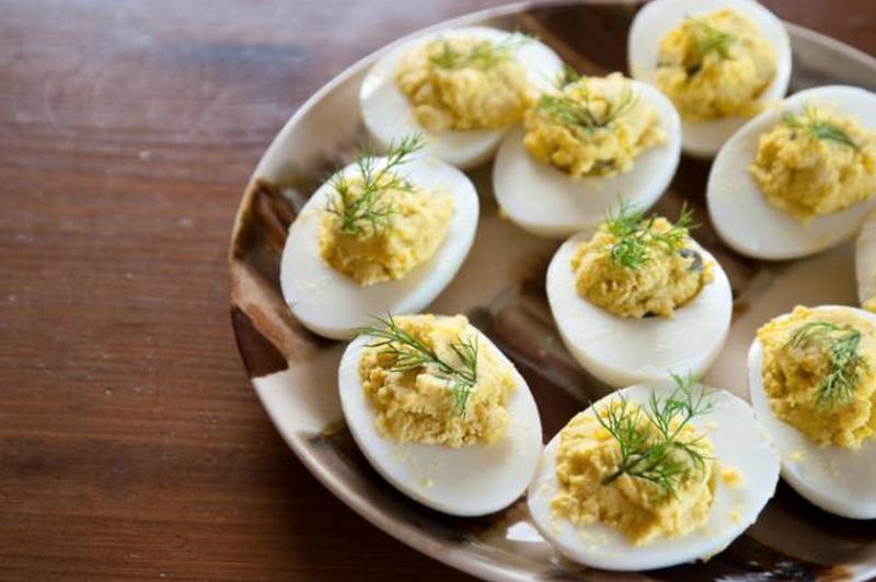 https://cf.ltkcdn.net/cooking/images/slide/152292-850x565-app-deviled-eggs.jpg
