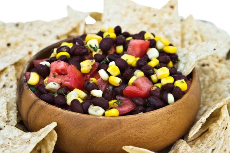 https://cf.ltkcdn.net/cooking/images/slide/152293-849x565-app-black-bean-salad-chips.jpg