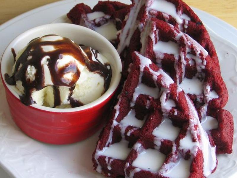 Вафельные красные бархатные пирожные
