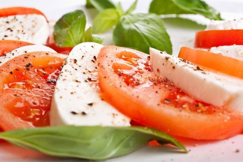 https://cf.ltkcdn.net/cooking/images/slide/218096-850x567-caprese_salad.jpg
