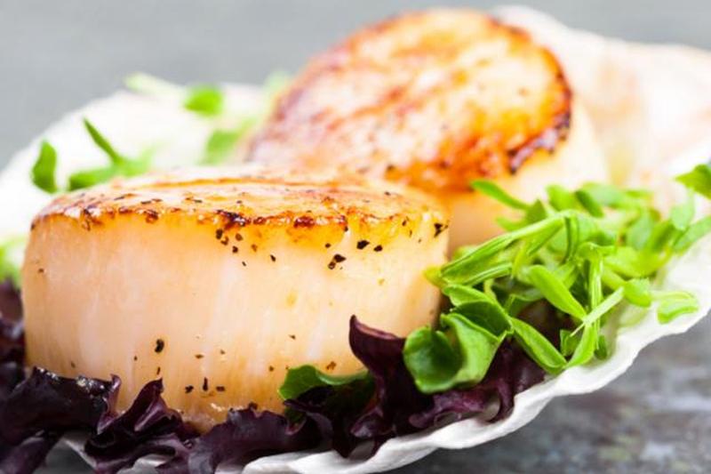 https://cf.ltkcdn.net/cooking/images/slide/218100-850x566-pan-seared-scallops.jpg