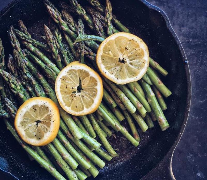 Спаржа и лимон в сковороде