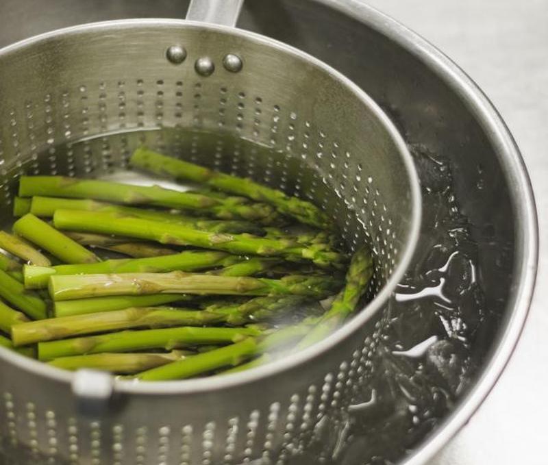 Охлаждение бланшированной спаржи в холодной воде