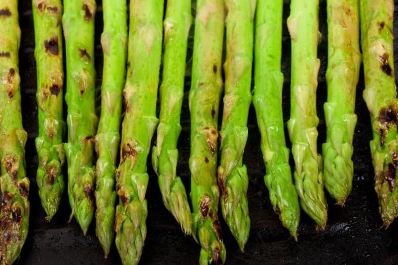 приготовление спаржи на сковороде для гриля
