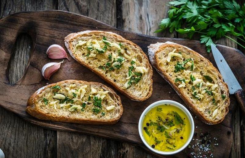 чесночный хлеб на деревянном столе