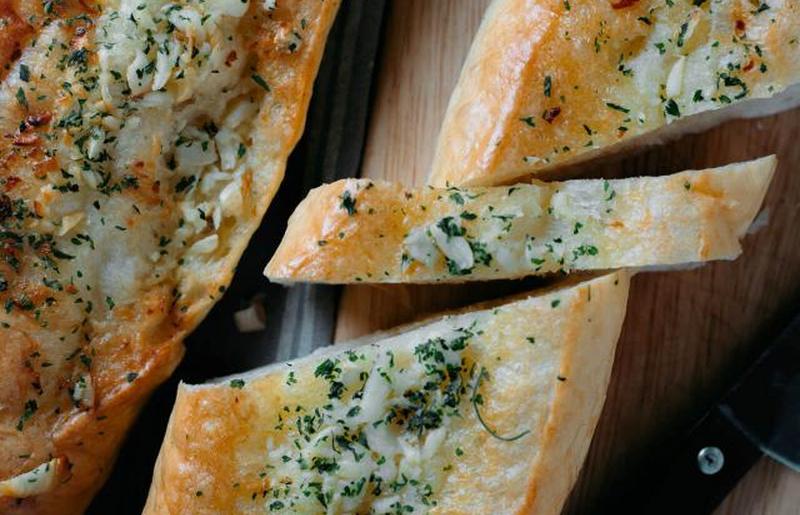 Вкусный чесночный хлеб 