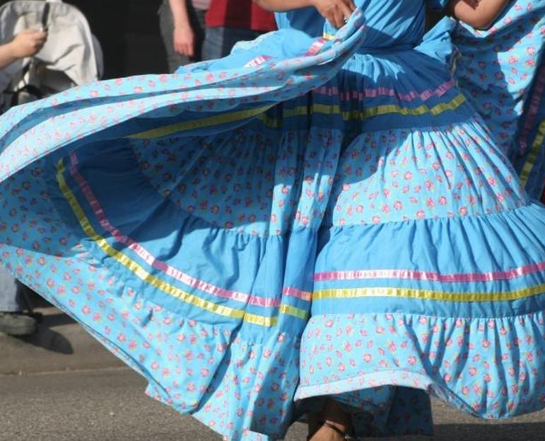 https://cf.ltkcdn.net/costumes/images/slide/105199-771x623-mexican_dance.JPG