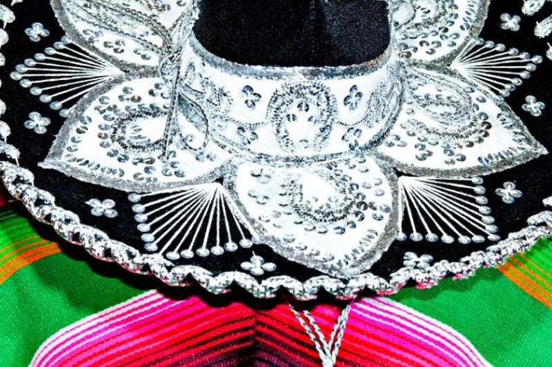 https://cf.ltkcdn.net/costumes/images/slide/105196-850x565-sombrero_blanket.JPG
