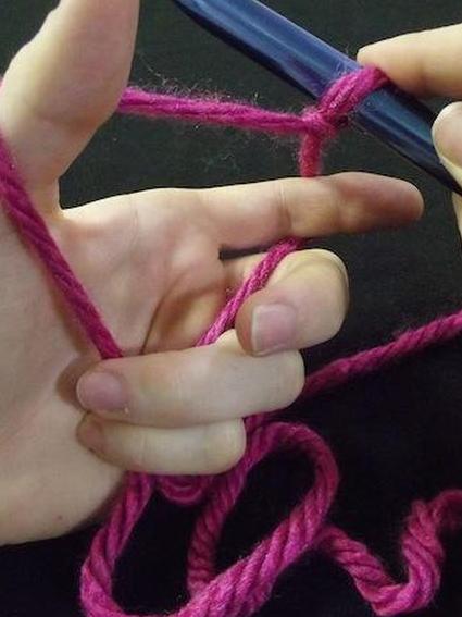 Как держать пряжу для набивки