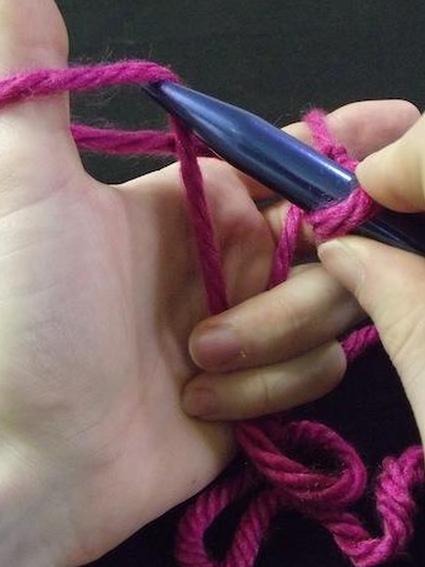 Второй шаг набивки: протыкать одну иглу под первой петлей пряжи.