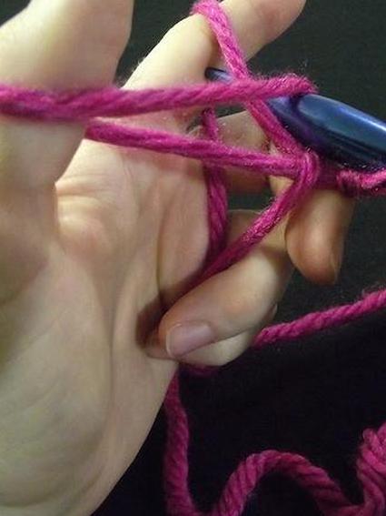 Шаг 3 набивки на вязальную петлю.