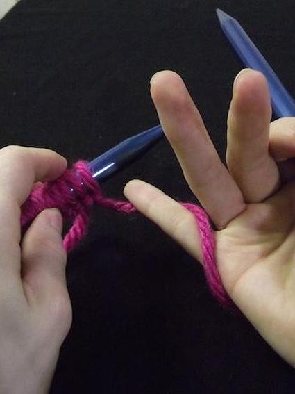 Шаг первый, как держать пряжу для вязания