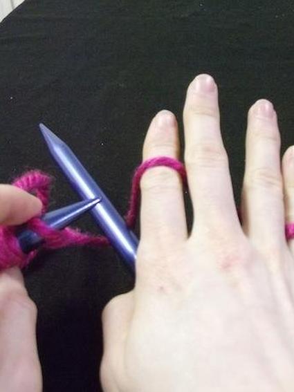 Шаг второй как держать пряжу для вязания