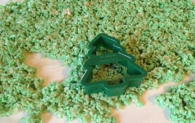 делать рождественские елки из хлопьев