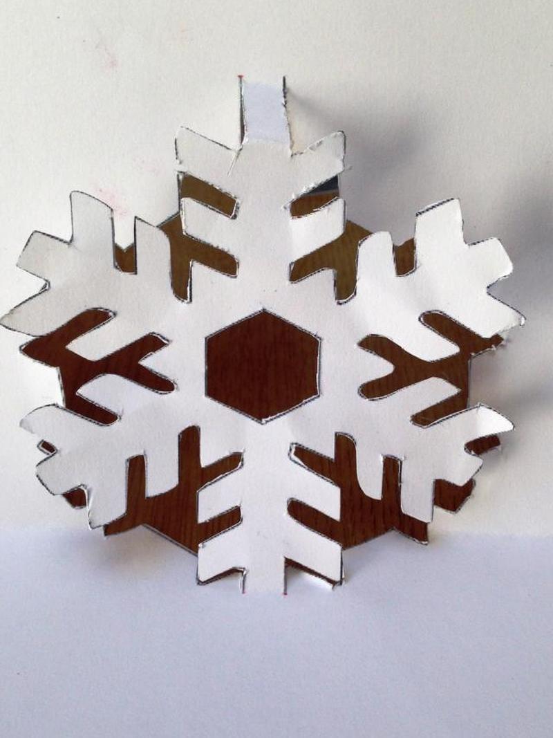 Вырезать снежинку