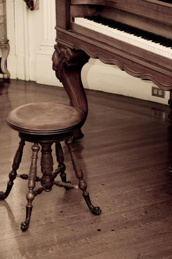 https://cf.ltkcdn.net/dance/images/slide/55327-565x850-pianostool.jpg
