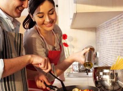 https://cf.ltkcdn.net/dating/images/slide/129118-404x297-Cooking-together.jpg