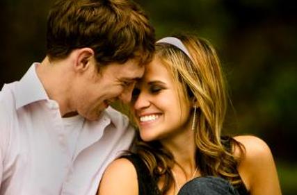 Счастливая пара прижимаясь