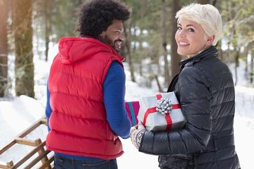 Пара с подарками