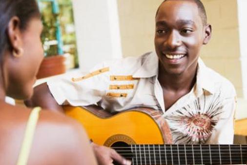 мужчина играет на гитаре для женщины