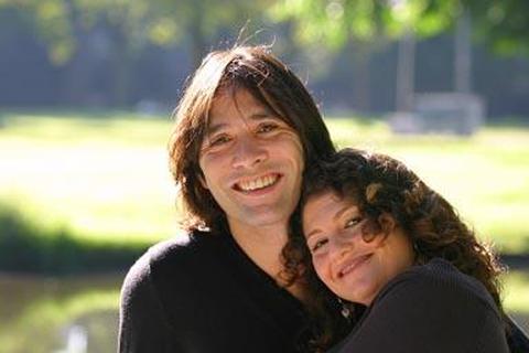 Пара обниматься