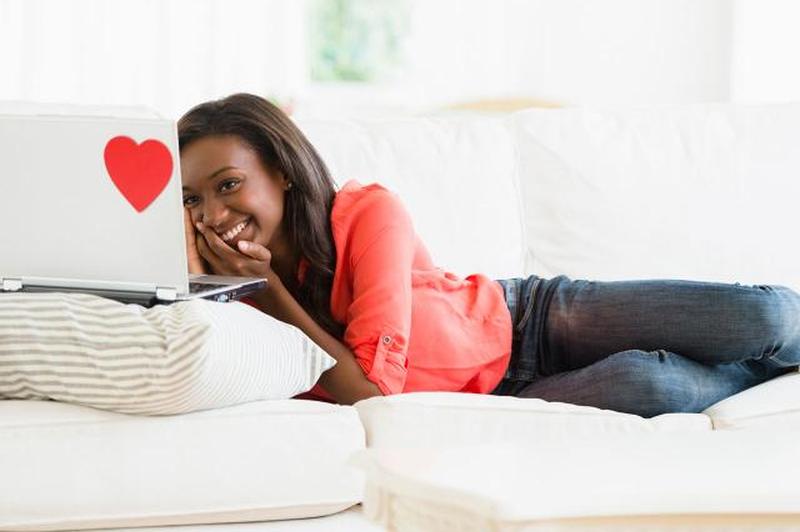 Женщина, использующая ноутбук для знакомств по веб-камере