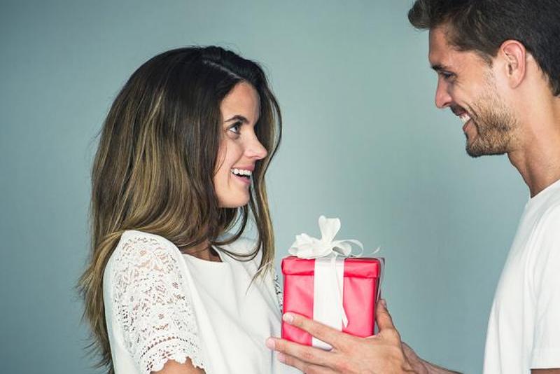 Мужчина удивил свою девушку подарком