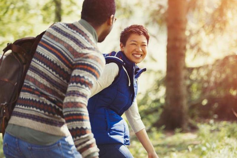 Пара в походе с дневным пакетом